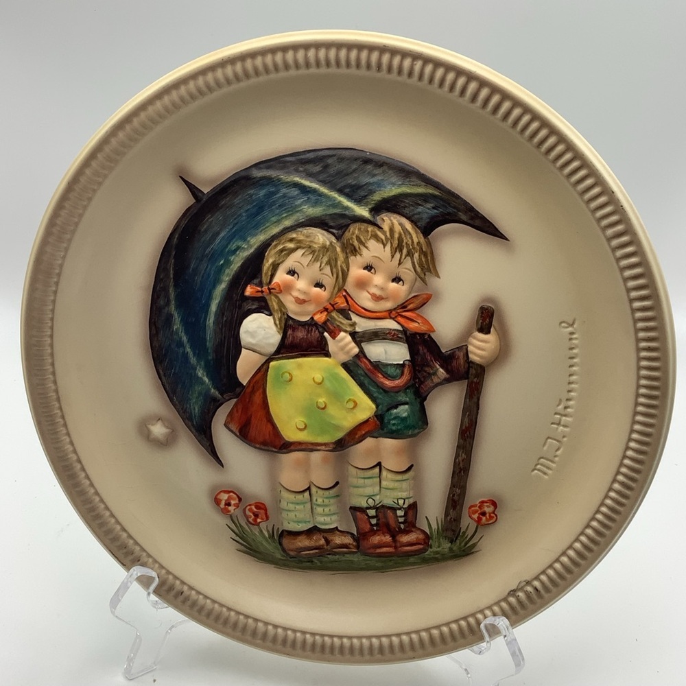 Vintage 1975 First Edition M.J. Hummel Anniversary 10”  Stormy Weather Plate